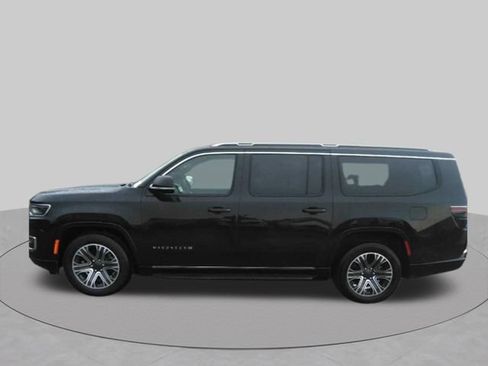 Used 2024 Jeep Wagoneer L Series II w/ Flexible Seating Group AWD/4WD image 4