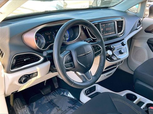 Used 2023 Chrysler Voyager LX image 8