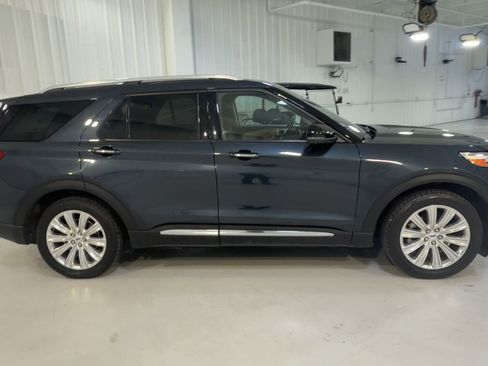 Used 2022 Ford Explorer Limited w/ Limited Technology Package RWD image 2