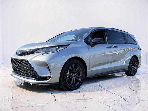 Used 2025 Toyota Sienna XSE w/ XSE Plus Package image 4