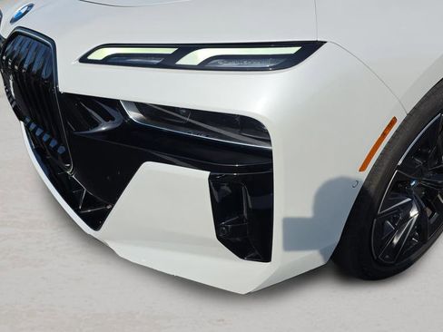 Used 2025 BMW 760i xDrive w/ Premium Package image 9