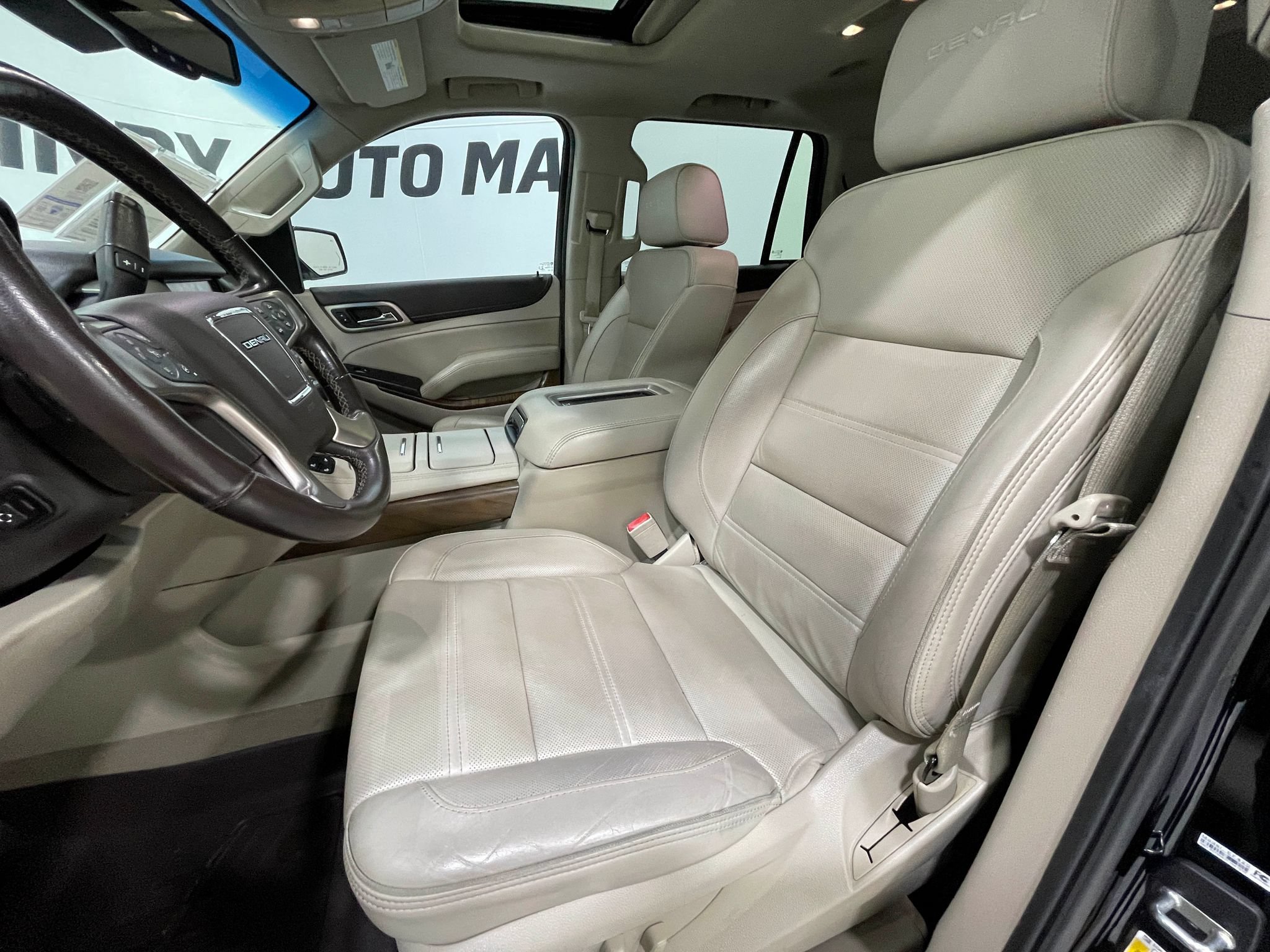 Used 2020 GMC Yukon Denali w/ Denali Premium Package AWD/4WD image 14