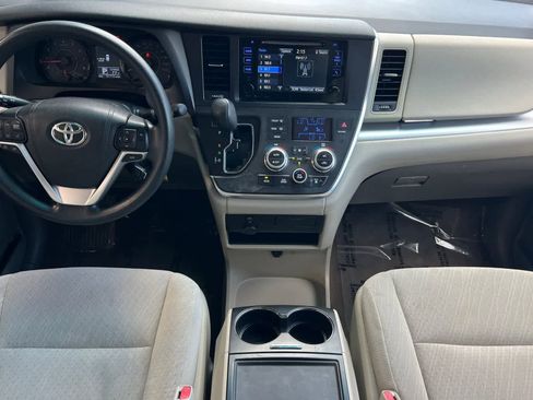 Used 2017 Toyota Sienna LE FWD image 4