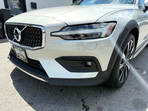 Used 2020 Volvo V60 T5 Cross Country image 10