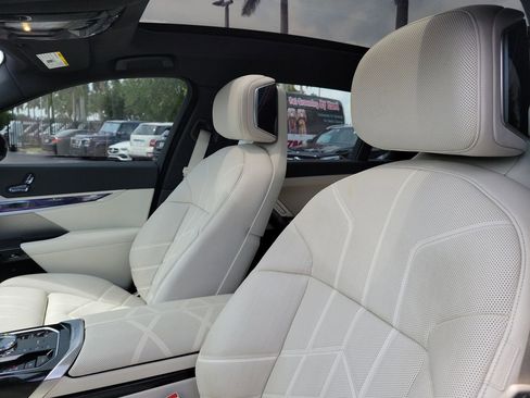 Used 2024 BMW 740i w/ Premium Package 2 RWD image 24