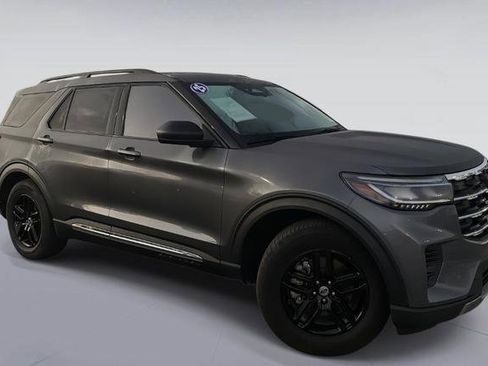 Used 2025 Ford Explorer Active RWD image 2