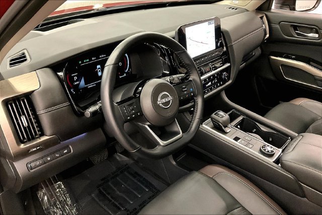 Used 2025 Nissan Pathfinder Platinum AWD/4WD image 16