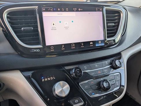 Used 2022 Chrysler Pacifica Touring-L image 14