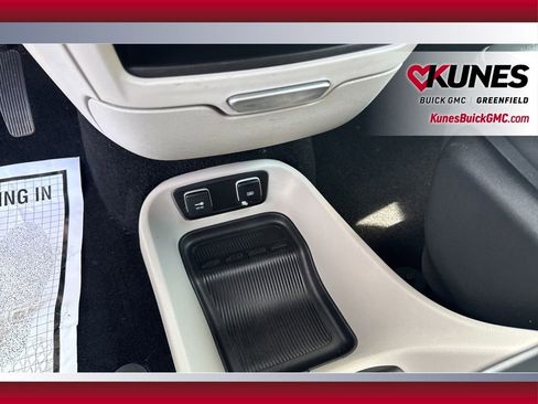 Used 2018 Chrysler Pacifica Touring-L FWD image 27