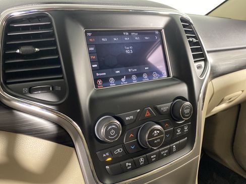 Used 2019 Jeep Grand Cherokee Laredo AWD/4WD image 29