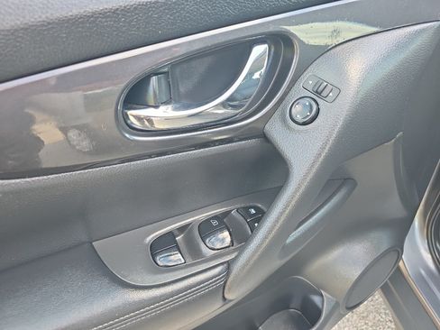 Used 2018 Nissan Rogue S AWD/4WD image 12