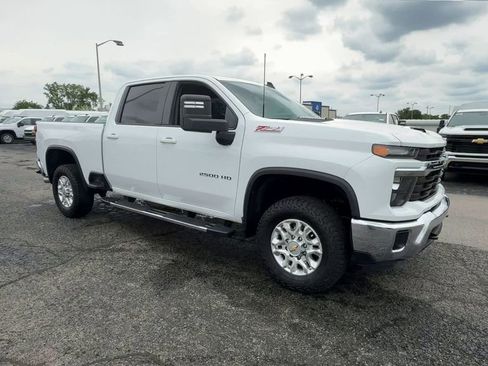 Used 2024 Chevrolet Silverado 2500 LT AWD/4WD image 2