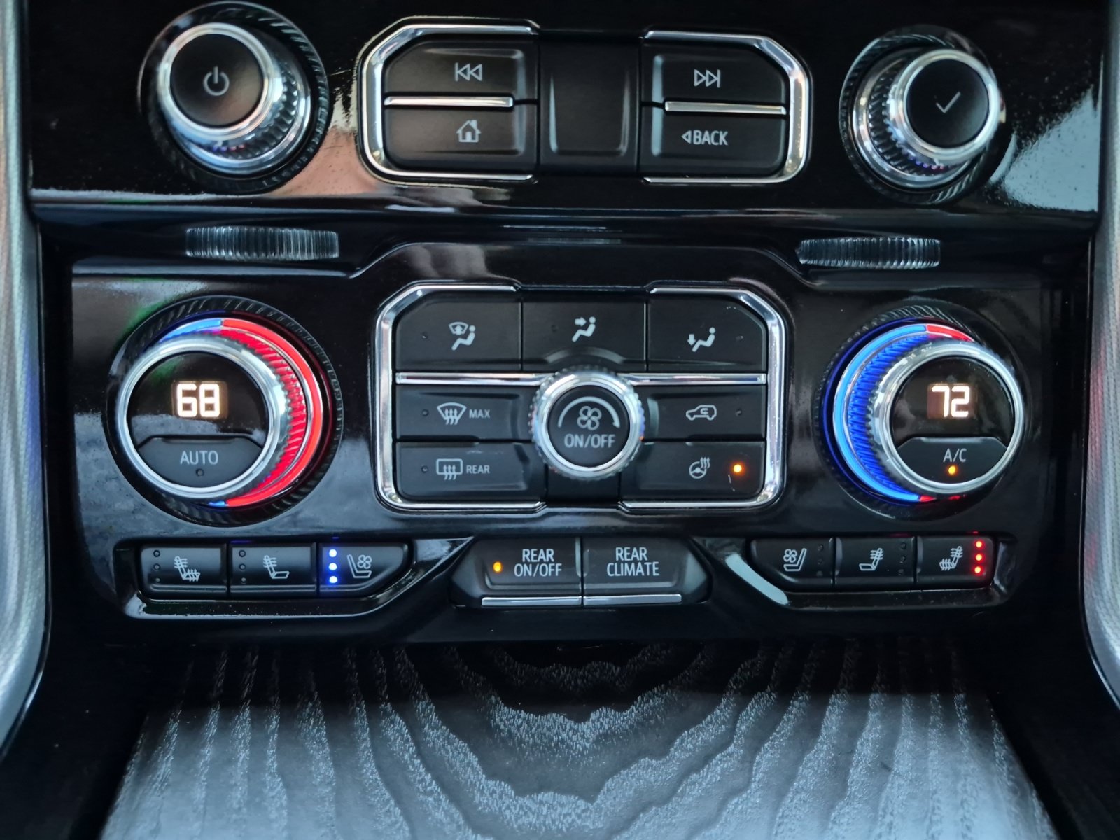 Used 2024 GMC Yukon XL Denali w/ Advanced Technology Package RWD image 18