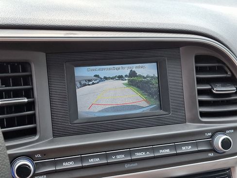 Used 2020 Hyundai Elantra SE FWD image 19