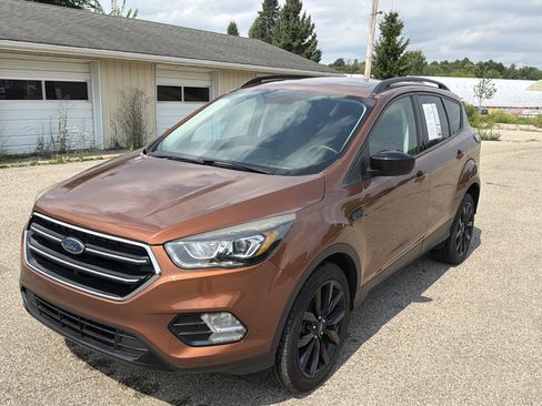 Used 2017 Ford Escape SE w/ Equipment Group 201A AWD/4WD image 9