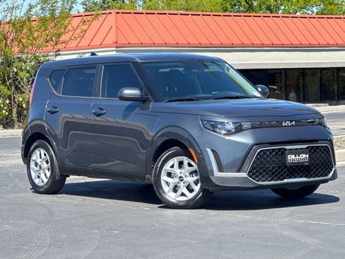 Used 2025 Kia Soul LX w/ LX Technology Package FWD image 2