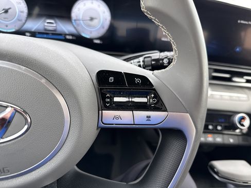 Used 2023 Hyundai Elantra SEL w/ Convenience Package image 19