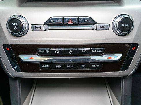 Used 2022 Ford Explorer XLT w/ Equipment Group 202A image 22