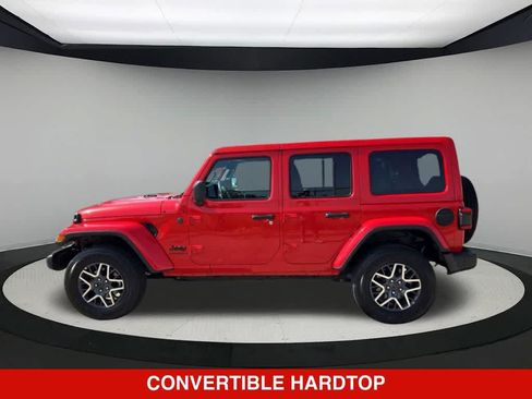 Used 2025 Jeep Wrangler Unlimited Sahara AWD/4WD image 3