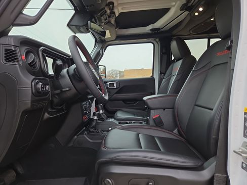 Used 2024 Jeep Gladiator Rubicon w/ Technology Group image 16