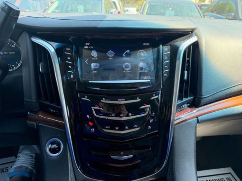 Used 2017 Cadillac Escalade ESV Premium Luxury image 29