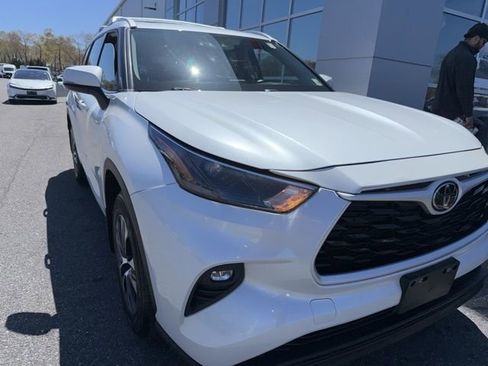 Used 2022 Toyota Highlander XLE AWD/4WD image 2