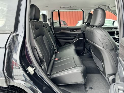 New 2023 Jeep Grand Cherokee Limited w/ Luxury Tech Group II image 21