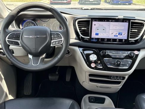 Used 2023 Chrysler Pacifica Touring-L FWD image 8