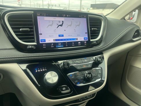 Used 2021 Chrysler Pacifica Touring-L FWD image 18