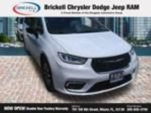 Used 2024 Chrysler Pacifica Limited FWD image 11