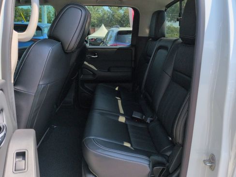 Used 2024 Nissan Frontier SL w/ Technology Package RWD image 14