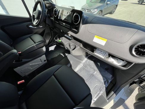 Used 2024 Mercedes-Benz Sprinter 2500 image 29