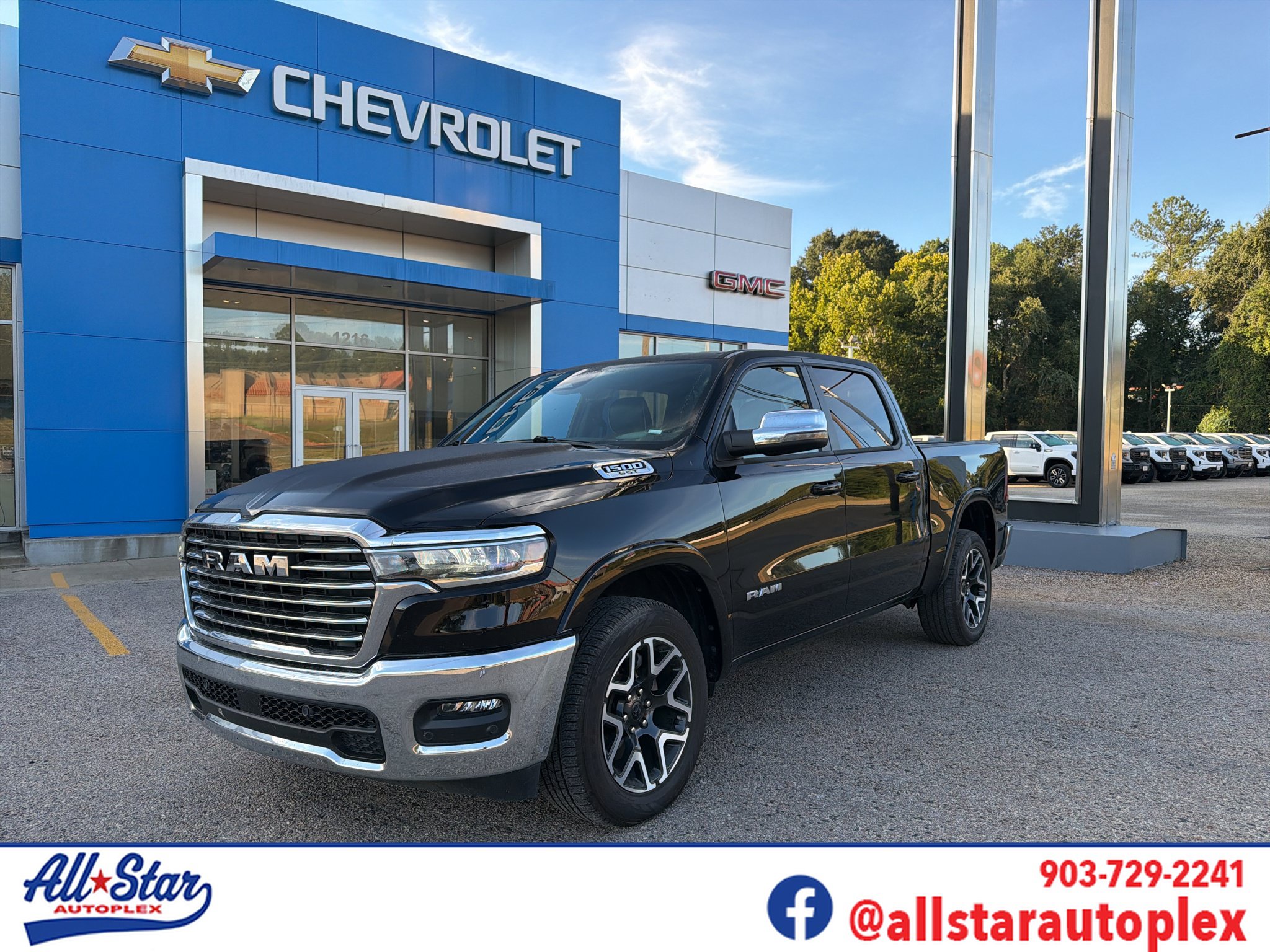 Used 2025 RAM 1500 Laramie AWD/4WD image 1