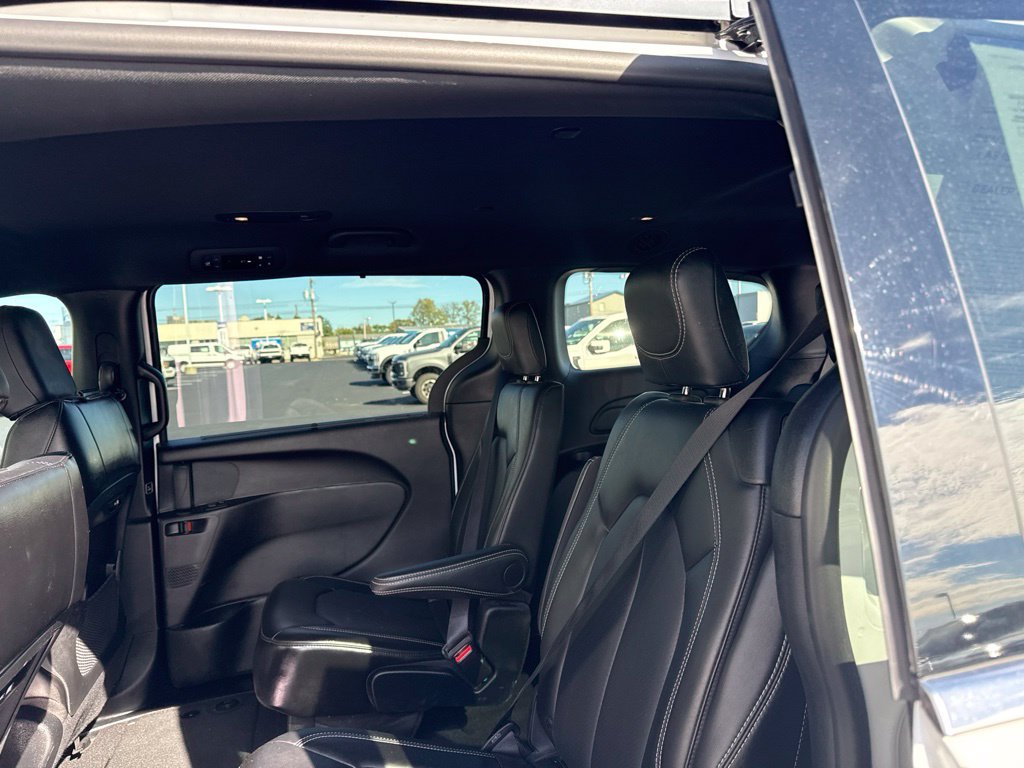 Used 2025 Chrysler Pacifica Select FWD image 8