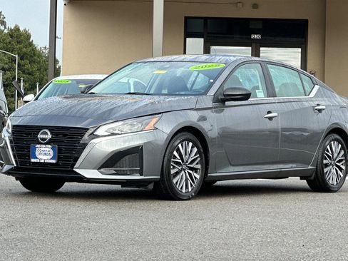 Used 2025 Nissan Altima 2.5 SV FWD image 8