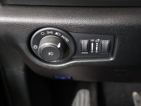 Used 2025 Chrysler Pacifica Select image 34