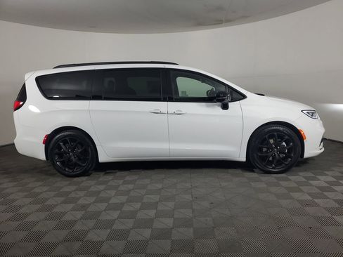 New 2026 Chrysler Pacifica Limited w/ S Appearance Package FWD image 3