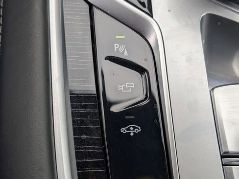 Used 2022 BMW 740i xDrive w/ M Sport Package image 20