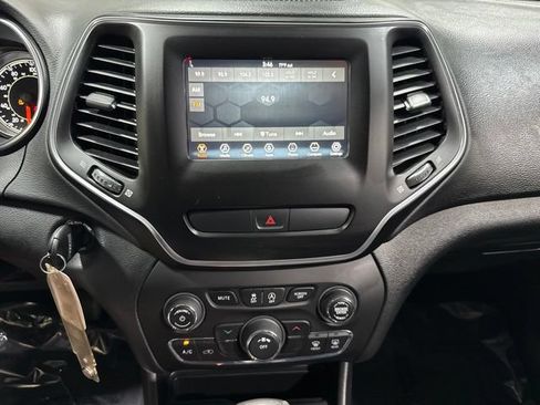 Used 2019 Jeep Cherokee Latitude w/ Popular Appearance Group AWD/4WD image 14
