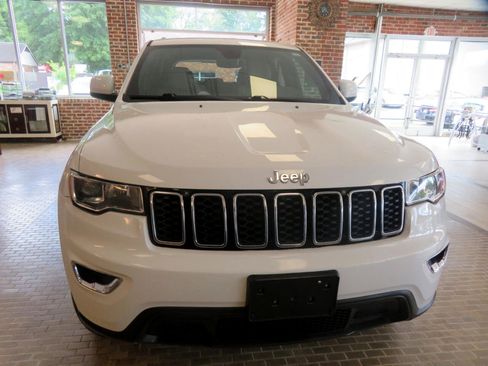 Used 2017 Jeep Grand Cherokee Laredo image 2