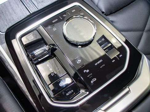 Used 2025 BMW 740i xDrive image 20