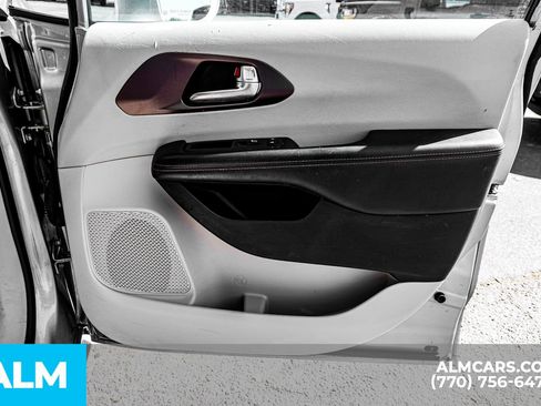 Used 2019 Chrysler Pacifica Touring-L image 48