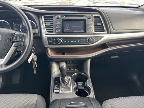 Used 2019 Toyota Highlander LE image 29