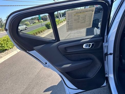 Certified 2025 Volvo XC40 B5 Plus AWD/4WD image 16