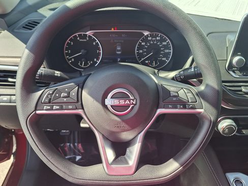 Used 2023 Nissan Altima 2.5 SV FWD image 11