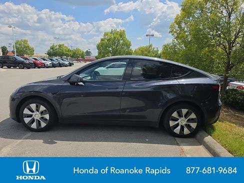 Used 2024 Tesla Model Y Long Range AWD/4WD image 2