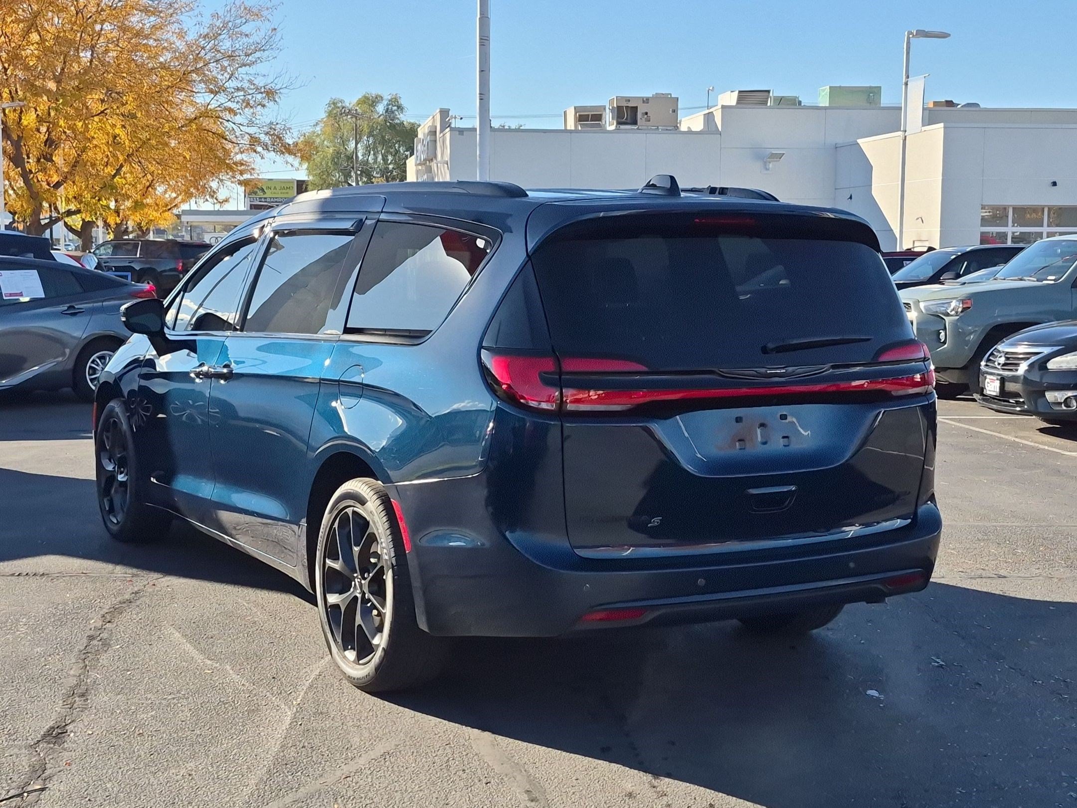 Used 2025 Chrysler Pacifica Limited AWD/4WD image 8