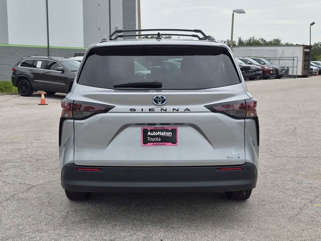 Used 2024 Toyota Sienna XLE FWD image 7