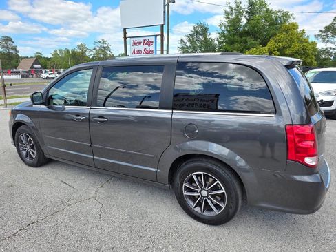 Used 2017 Dodge Grand Caravan SXT image 2