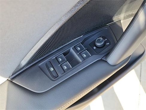 New 2026 Volkswagen Tiguan SE image 11